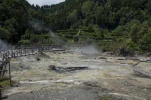 Varme og gas strømmer op fra undergrunden ved Furnas.
