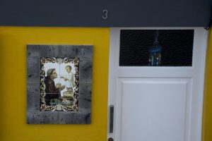 Næsten alle døråbninger er udsmykket med en katolsk mosaik. Her i Lagoa.