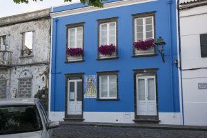 Næsten alle døråbninger er udsmykket med en katolsk mosaik. Her i Lagoa.