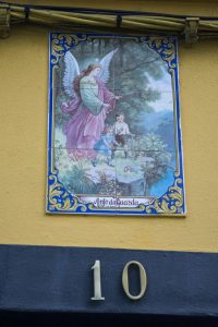 Næsten alle døråbninger er udsmykket med en katolsk mosaik. Her i Lagoa.