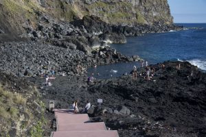 En af de få muligheder for at bade på Sao Miguel - oven i købet et sted, hvor den underjordiske lavamasse opvarmer havvandet. Ponta da Ferraria.