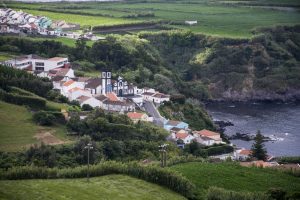 Typisk landsby tæt på den forrevne kyst.
