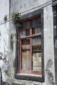 Der er mange tomme og forfaldne bygninger over hele Sao Miguel på Azorerne.