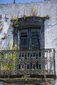 Der er mange tomme og forfaldne bygninger over hele Sao Miguel på Azorerne.