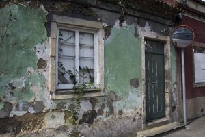 Der er mange tomme og forfaldne bygninger over hele Sao Miguel på Azorerne.