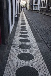 Overalt smukke mosaikfortorve i sort og hvid, som det ses mange steder i portugisiske områder i verden.