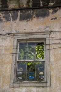 Der er mange tomme og forfaldne bygninger over hele Sao Miguel på Azorerne.