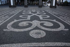 Overalt smukke mosaikfortorve i sort og hvid, som det ses mange steder i portugisiske områder i verden.
