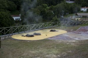 Cozido er en traditionel gryderet, som består af oksekød, svinekød, kylling, krydderpølser, blodpølse, kål, gulerødder og kartofler. Retten færdiglaves ved at man sætter gryden ned i et hul i jorden, og lader den vulkanske varme sørge for tilberedningen, som tager flere timer.