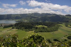 Midt i krateret med tvillingesøerne ligger et mindre vulkankrater