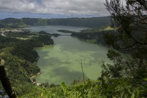 Tvillingesøerne - den ene mest grøn, den anden mest blå. Det skyldes genspejling fra henholdsvis træer og himmel