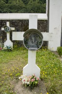 Gravplads med mælkejunge-lignende billedramme.