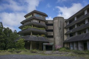 Spøgelseshotellet Monte Palace blev bygget i 1985, men var kun åben ganske kort tid. Det var for svært af lokke folk op på toppen af krateret. Udsigten er overdådig med tvillingesøerne på den ene side og Atlanterhavet på den anden. Men når vejret er dårligt, ligger Monte Palace mellem skyer og tåge. Der er optaget en gyserfilm i og omkring bygningen.