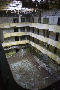 Spøgelseshotellet Monte Palace blev bygget i 1985, men var kun åben ganske kort tid. Det var for svært af lokke folk op på toppen af krateret. Udsigten er overdådig med tvillingesøerne på den ene side og Atlanterhavet på den anden. Men når vejret er dårligt, ligger Monte Palace mellem skyer og tåge. Der er optaget en gyserfilm i og omkring bygningen.