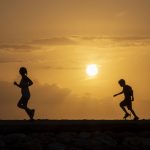 Sanur, Bali: Der løbetrænes i solopgangen på stranden