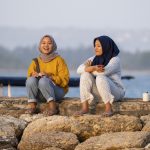 Sanur, Bali: To unge kvinder nyder solopgangen på stranden