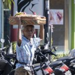 Sanur, Bali: På vej med offergaver