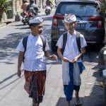 Sanur, Bali: På vej hjem fra skole