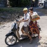 Sanur, Bali: En kvinde kørers rundt til alle templer i området for at placere små offergaver