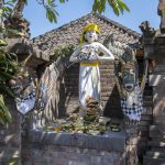 Sanur, Bali: Mange religiøse figurer er afslappede, men altid overdængede med offergaver