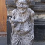 Sanur, Bali: Et ældre par beskytter mod onde ånder ved indgangsdøren