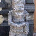 Sanur, Bali: Et ældre par beskytter mod onde ånder ved indgangsdøren