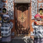 Sanur, Bali: Sarong på de figurer, der beskytter hjemmet mod onde ånder