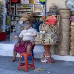 Saunr, Bali: Afslapning foran butikken