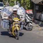 Sanur, Bali: Overlæsset motorcykel