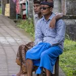 To mænd i traditionelt tøj på bænk