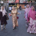 Sanur, Bali: Muslimske kvinder på vej på natmarked