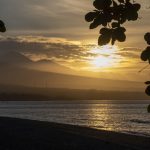 Solnedgang ved Agung fra stranden i Amed