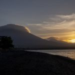 Solnedgang ved Agung fra stranden i Amed