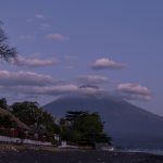 Blåt lys ved solopgang ved Agung