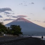 Vulkan med begyndende linseskyer