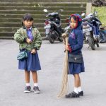 Små piger hjælper med at feje