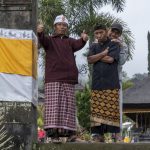 Guider tager imod ved Besakih