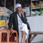 Gammel mand med cigaret