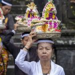 Offergaver bæres frem