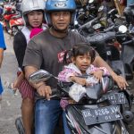 Motorcyklerne kører gennem markedet i Singaraja