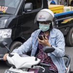 Man kan sagtens se på sin telefon, mens man kører motorcykel