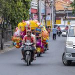 Ballondyr på motorcykel i Singaraja, Bali