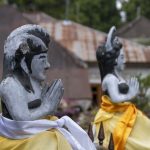 Figurer ved lille tempel
