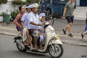 En familie på motorcykel
