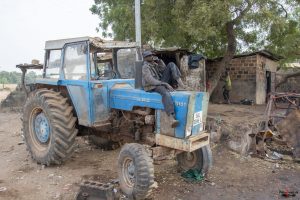 Dreng på traktor