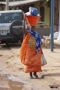 Kvinder bærer alt på hovedet i Gambia