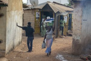 Kvinder bærer alt på hovedet i Gambia