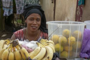 Kvinde med bananer og anden frugt