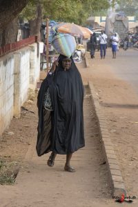 Sortklædt muslimsk kvinde i Gambia