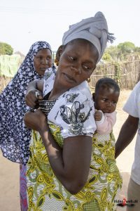 Sådan bindes de mindste fast på ryggen.